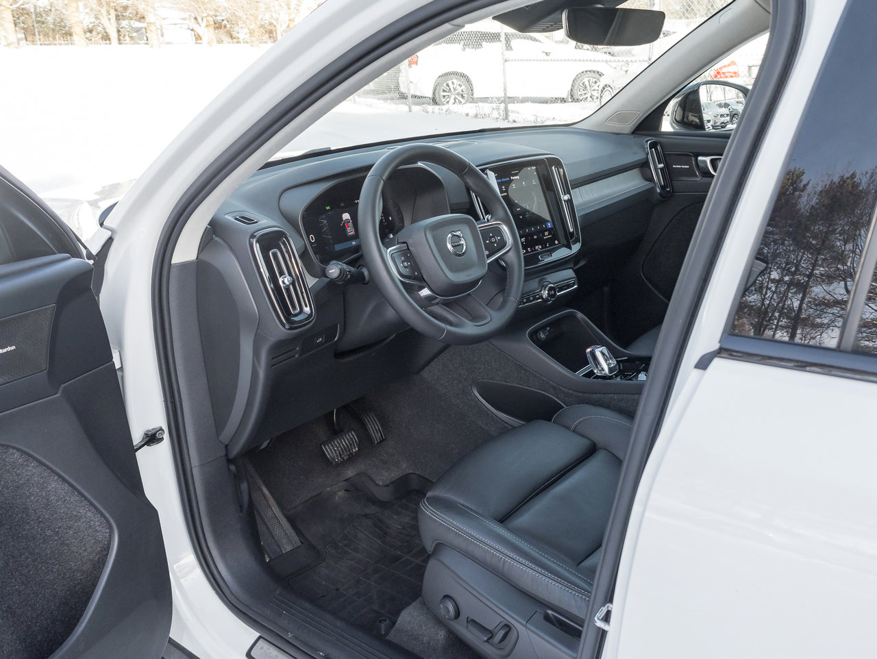 Volvo XC40 B5 AWD Plus Dark Theme  HARMAN KARDON  OFF LEASE 2024-6