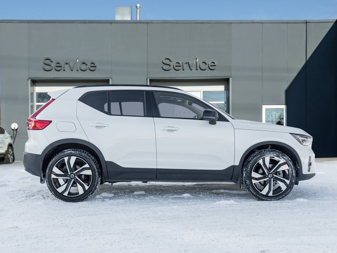 Volvo XC40 B5 AWD Plus Dark Theme  HARMAN KARDON  OFF LEASE 2024-4