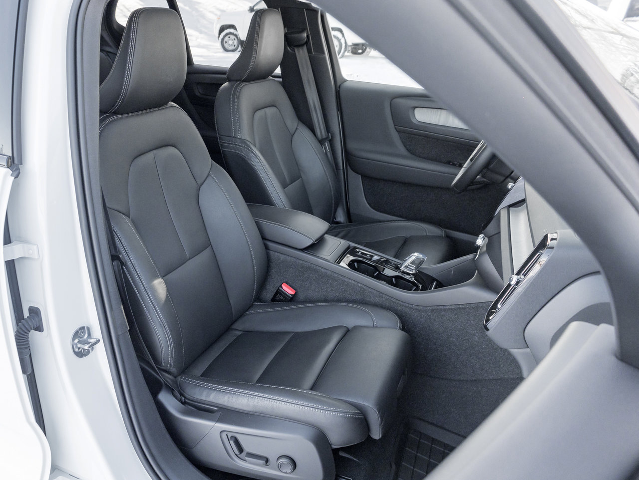 Volvo XC40 B5 AWD Plus Dark Theme  HARMAN KARDON  OFF LEASE 2024-22