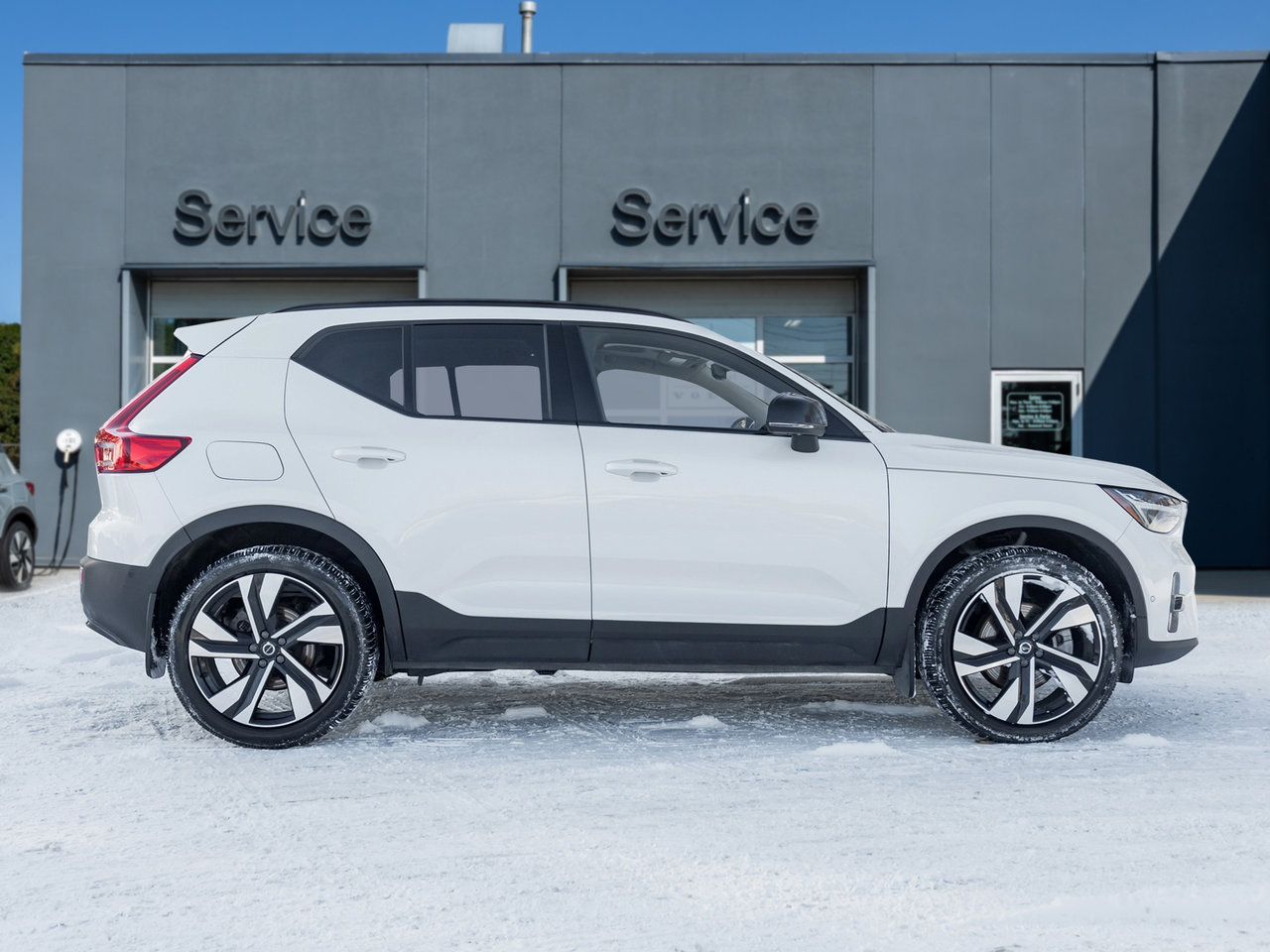 2024 Volvo XC40 B5 AWD Plus Dark Theme  HARMAN KARDON  OFF LEASE-4