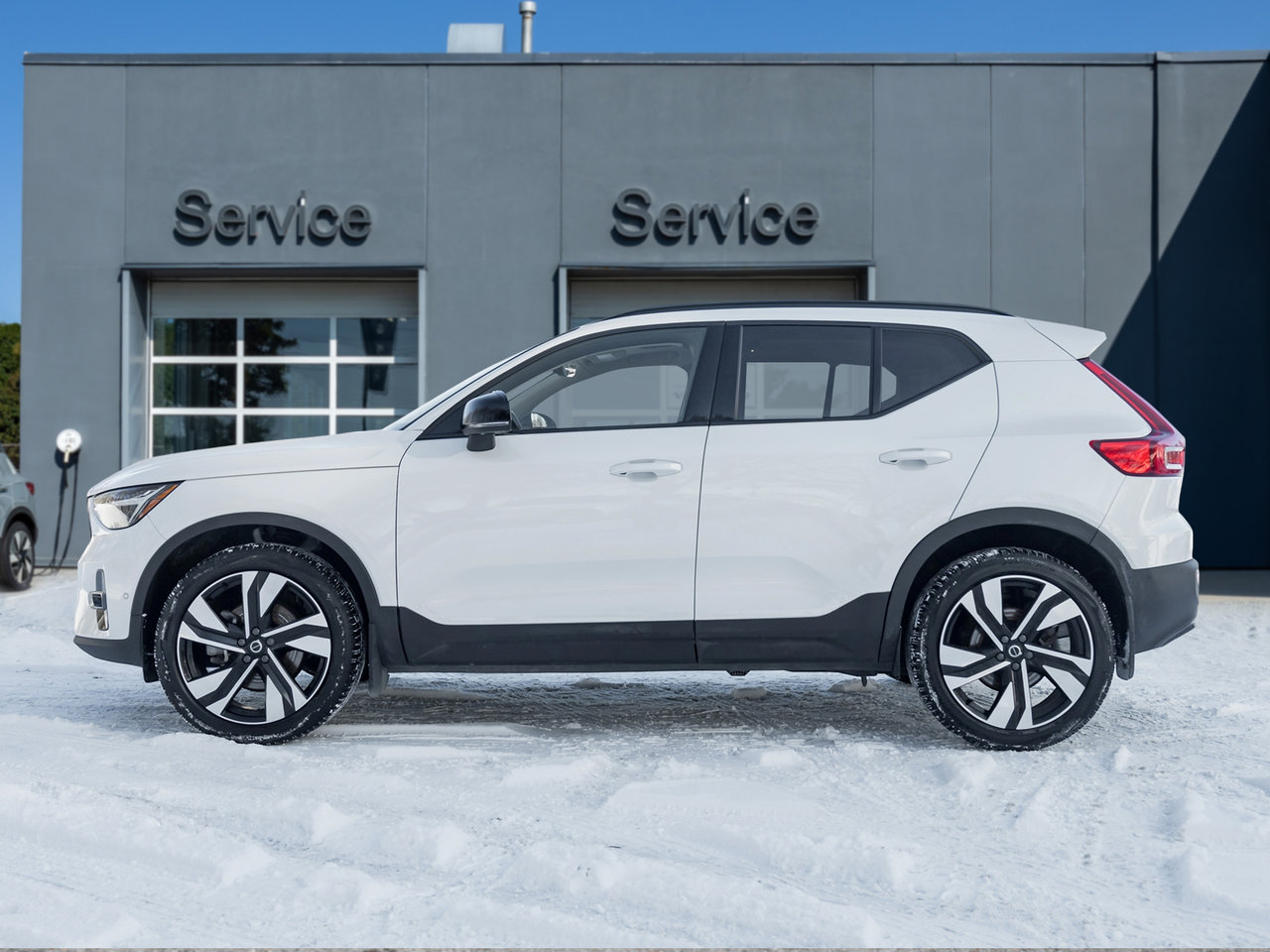 2024 Volvo XC40 B5 AWD Plus Dark Theme  HARMAN KARDON  OFF LEASE-2