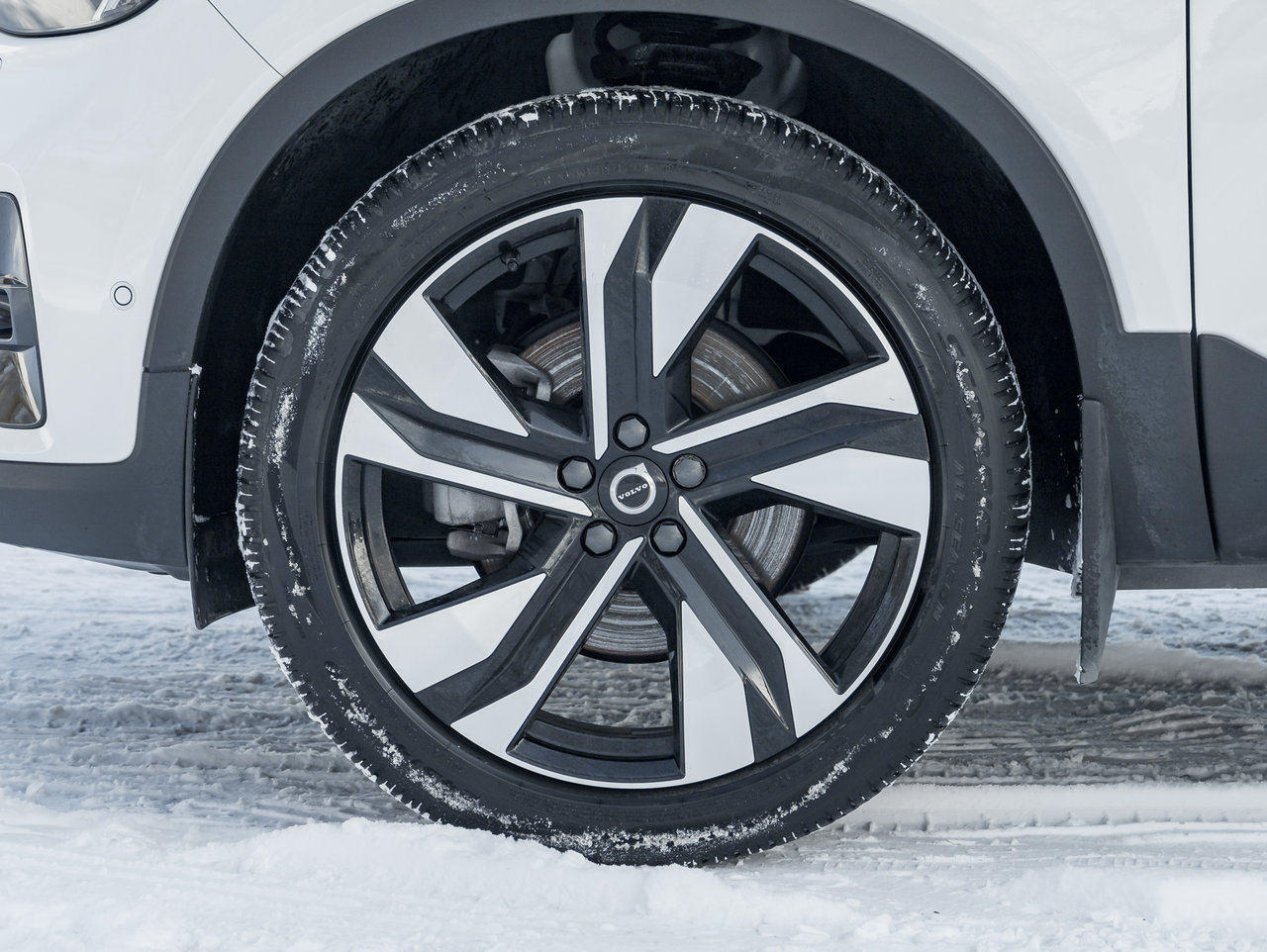 2024 Volvo XC40 B5 AWD Plus Dark Theme  HARMAN KARDON  OFF LEASE-3