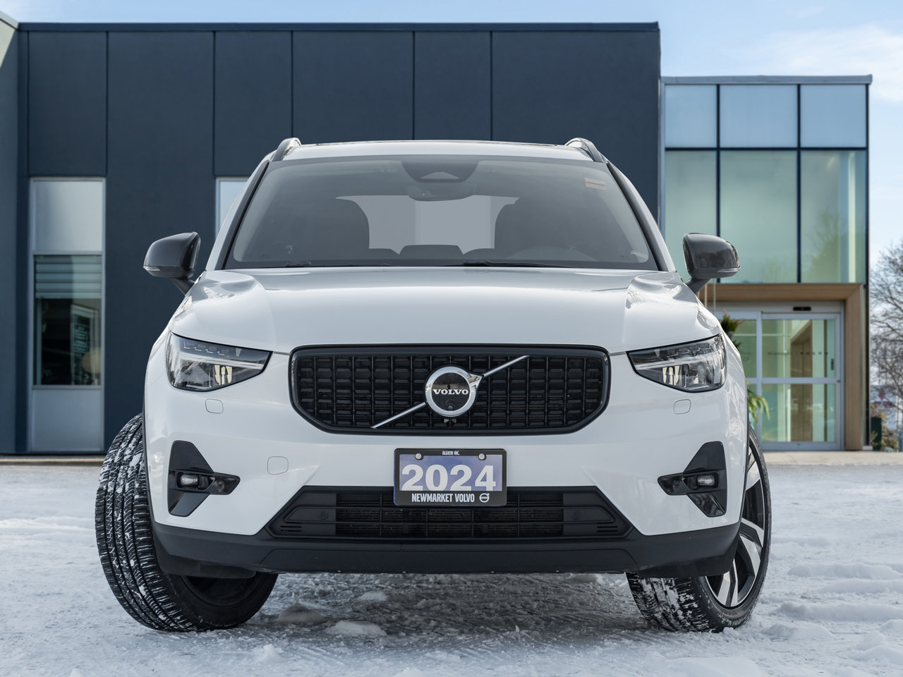 Volvo XC40 B5 AWD Plus Dark Theme  HARMAN KARDON  OFF LEASE 2024-1