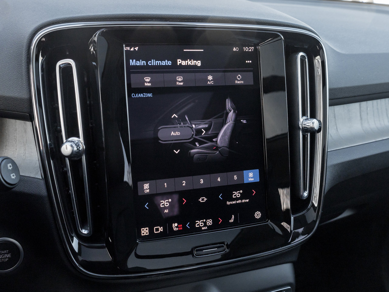 Volvo XC40 B5 AWD Plus Dark Theme  HARMAN KARDON  OFF LEASE 2024-19