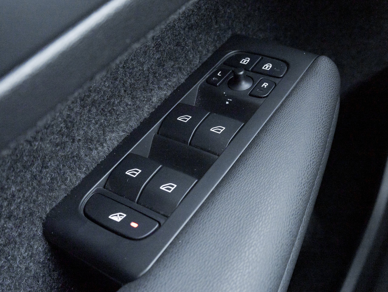 Volvo XC40 B5 AWD Plus Dark Theme  HARMAN KARDON  OFF LEASE 2024-13