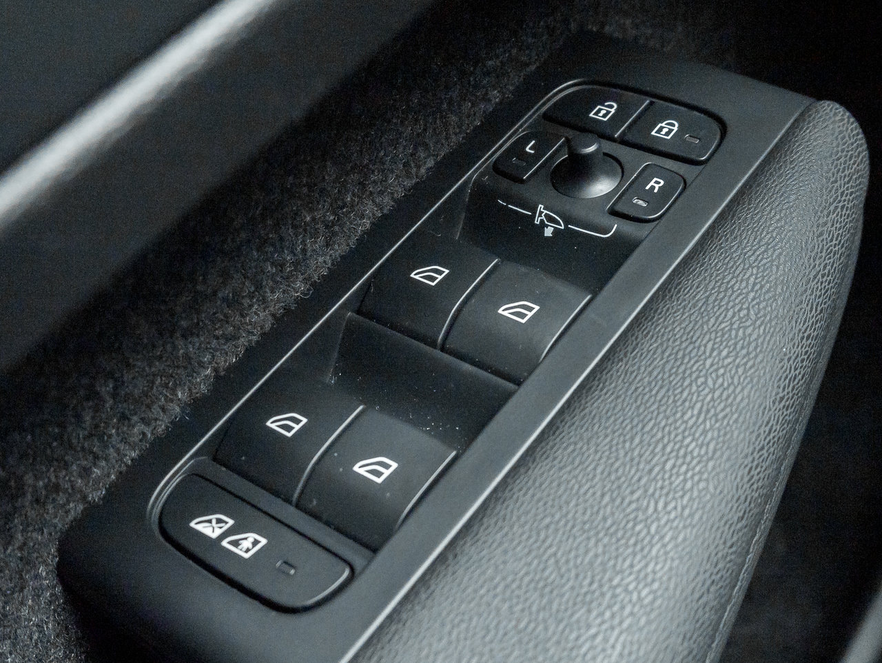 Volvo XC40 B5 AWD Ultimate Dark Theme TRADE IN NEW TIRES CPO 2024-13