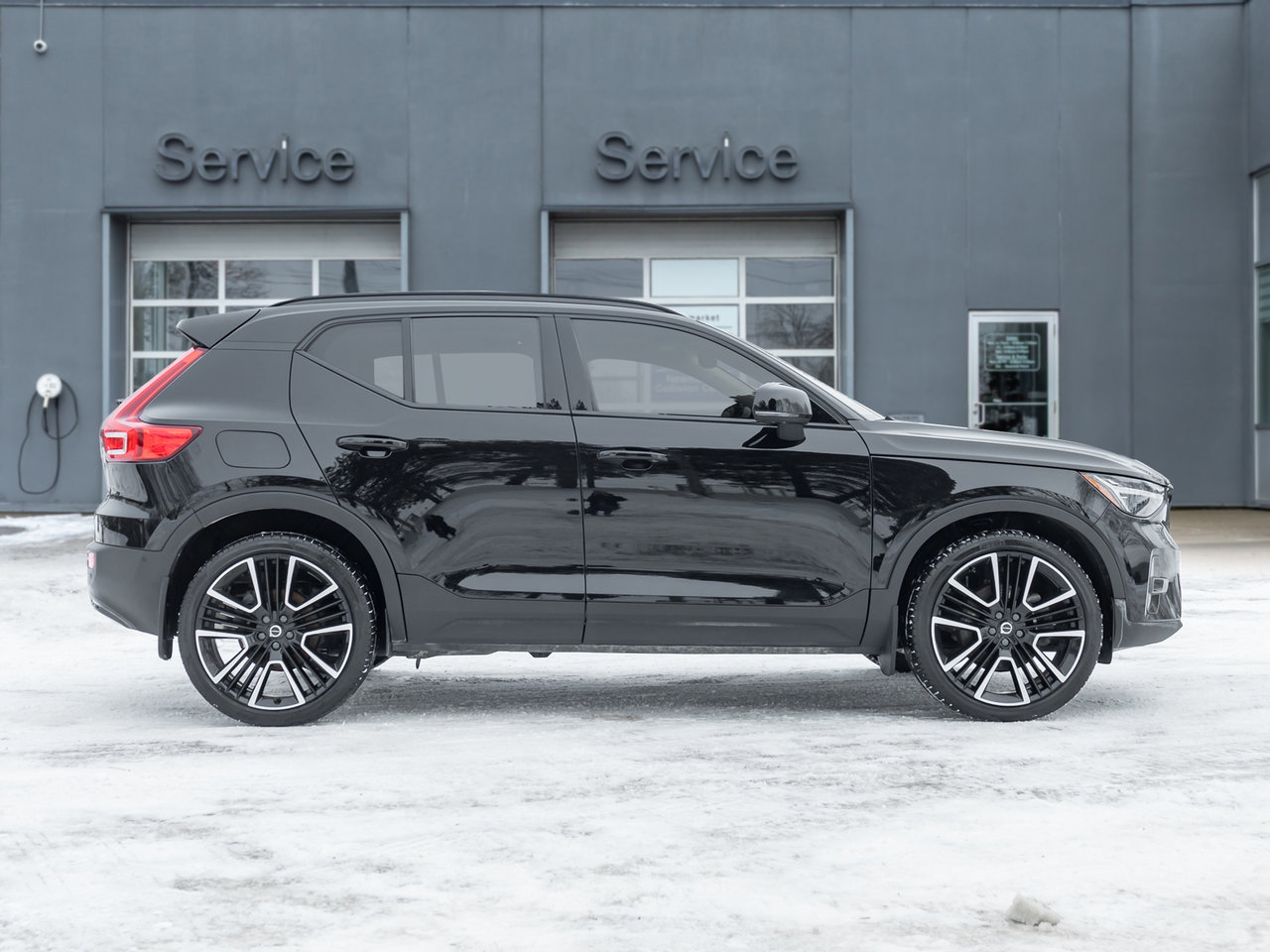 Volvo XC40 B5 AWD Ultimate Dark Theme TRADE IN NEW TIRES CPO 2024-4