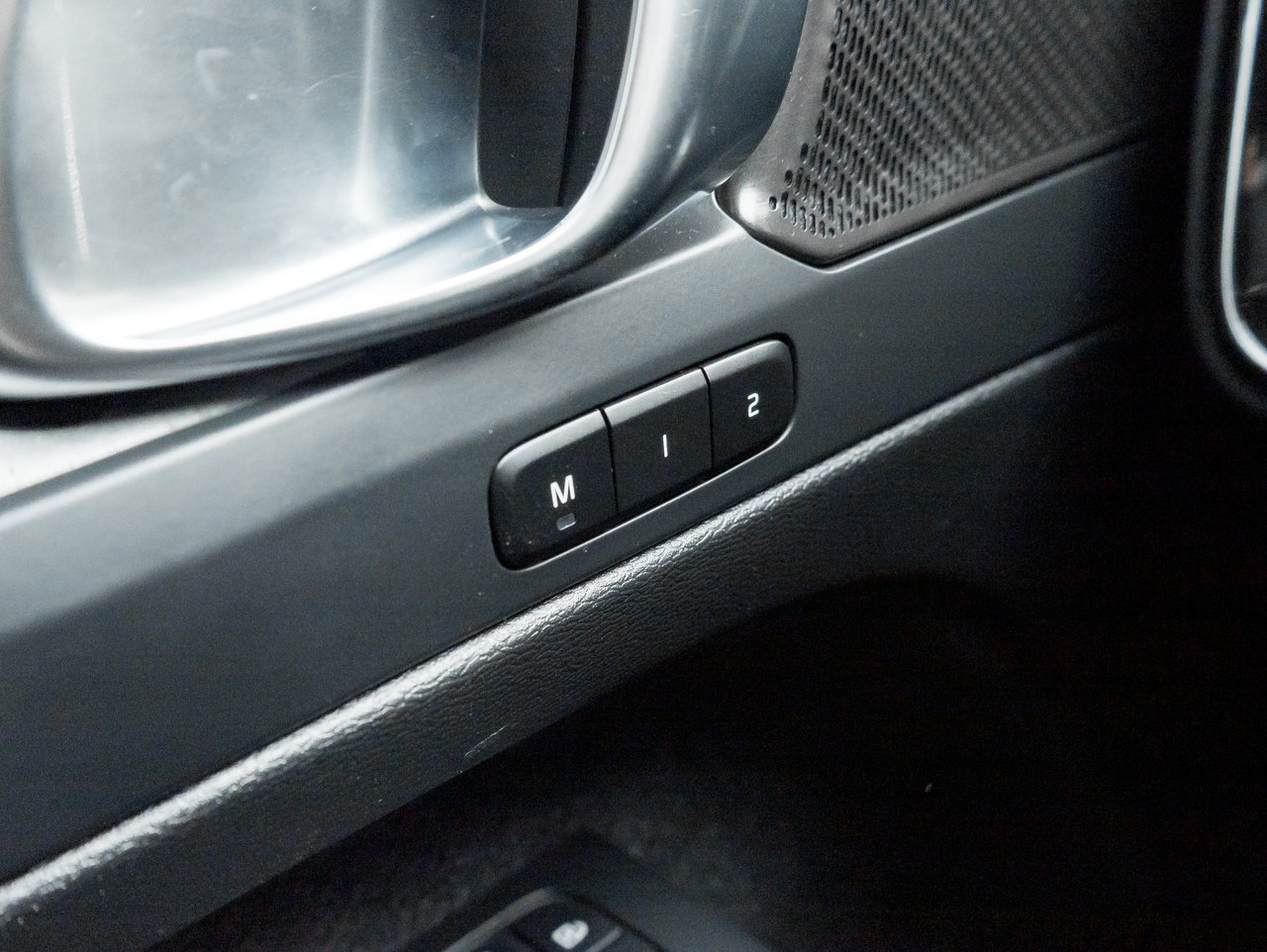 Volvo XC40 B5 AWD Ultimate Dark Theme TRADE IN NEW TIRES CPO 2024-14