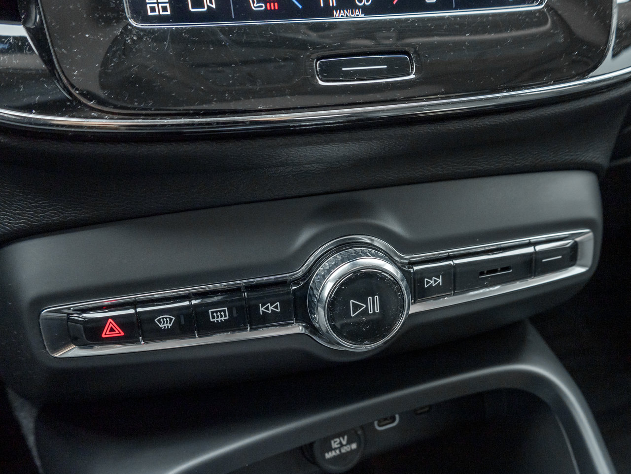 Volvo XC40 B5 AWD Ultimate Dark Theme TRADE IN NEW TIRES CPO 2024-18