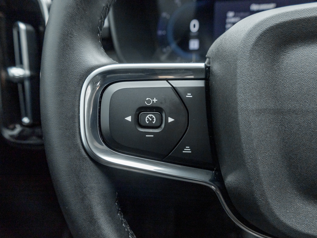 Volvo XC40 B5 AWD Ultimate Dark Theme TRADE IN NEW TIRES CPO 2024-9