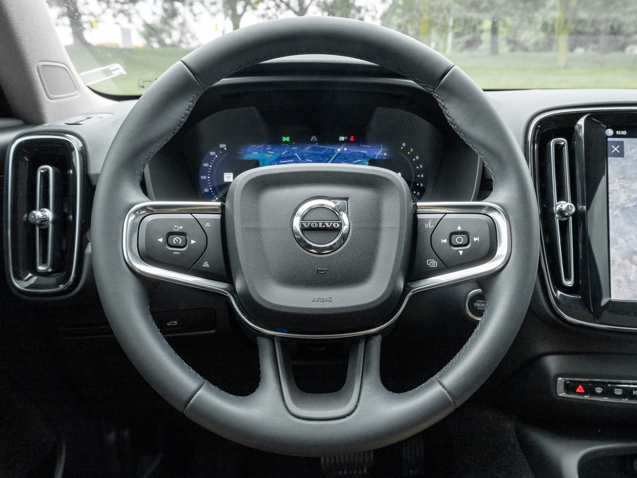 Volvo XC40 B5 AWD PLUS  FJORD BLUE  OFF LEASE  2.99%* 2024-7