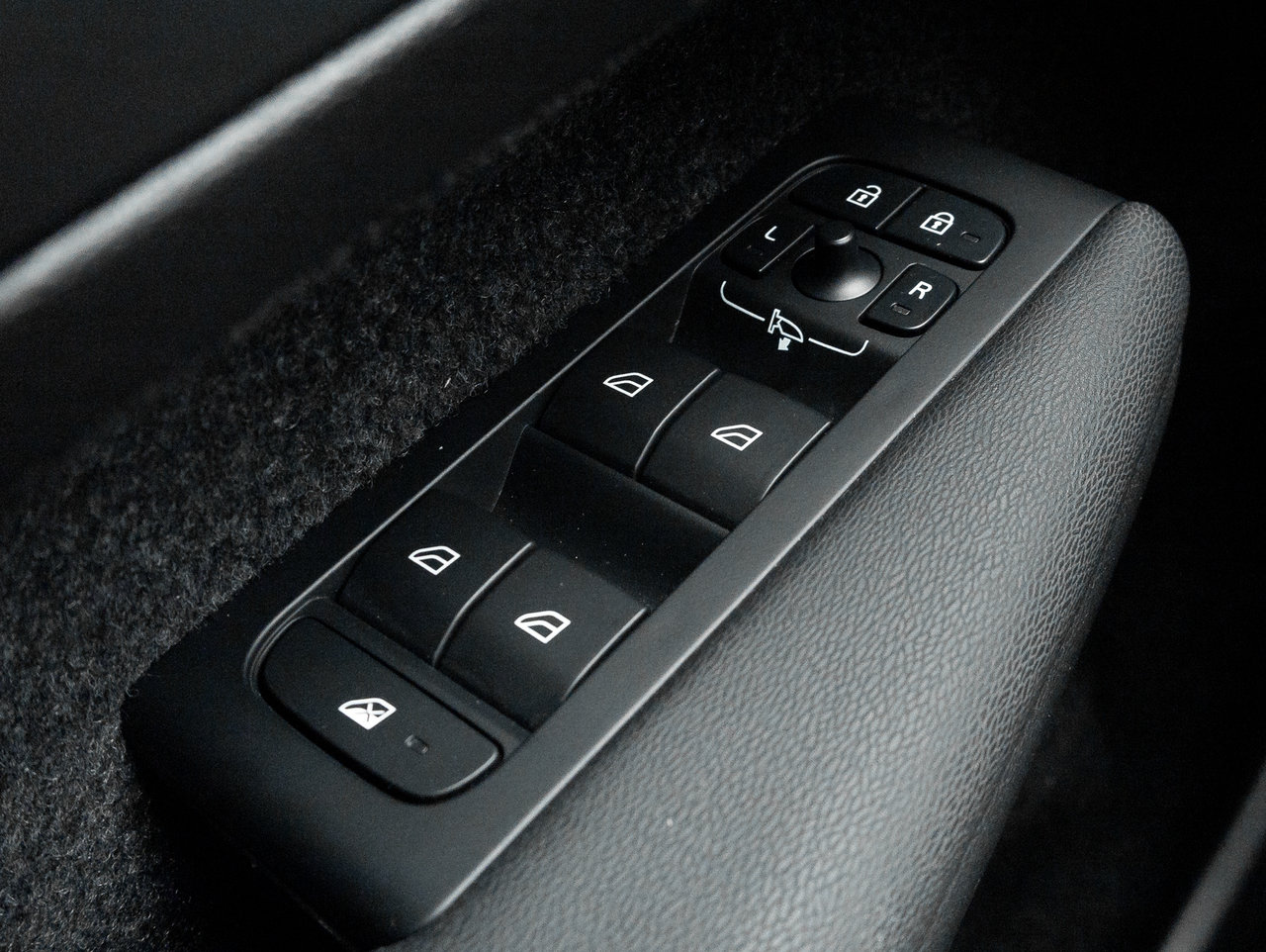 Volvo XC40 B5 AWD PLUS  FJORD BLUE  OFF LEASE  2.99%* 2024-14