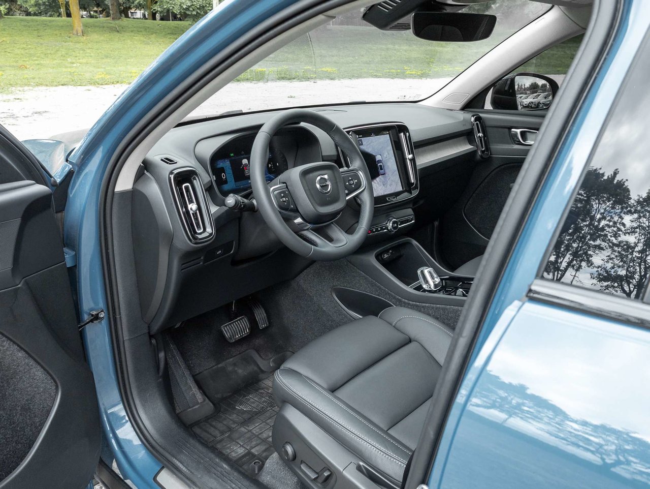2024 Volvo XC40 Plus Dark Theme-6