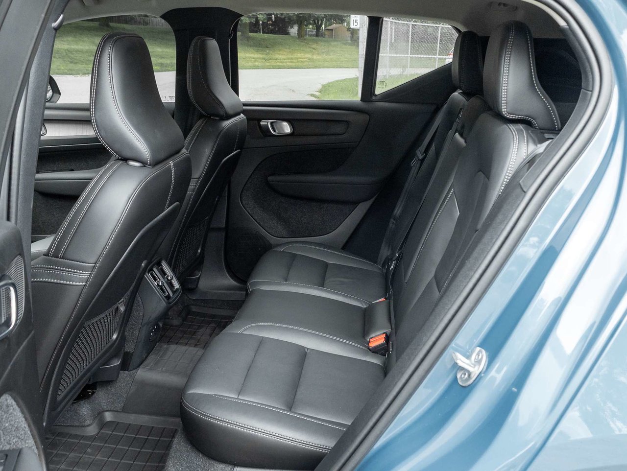 2024 Volvo XC40 Plus Dark Theme-23