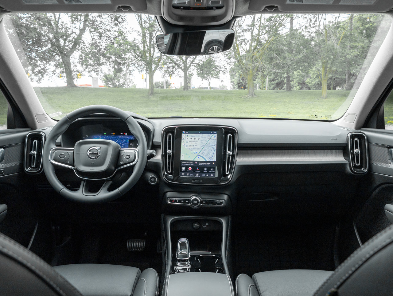 Volvo XC40 B5 AWD PLUS  FJORD BLUE  OFF LEASE  2.99%* 2024-25