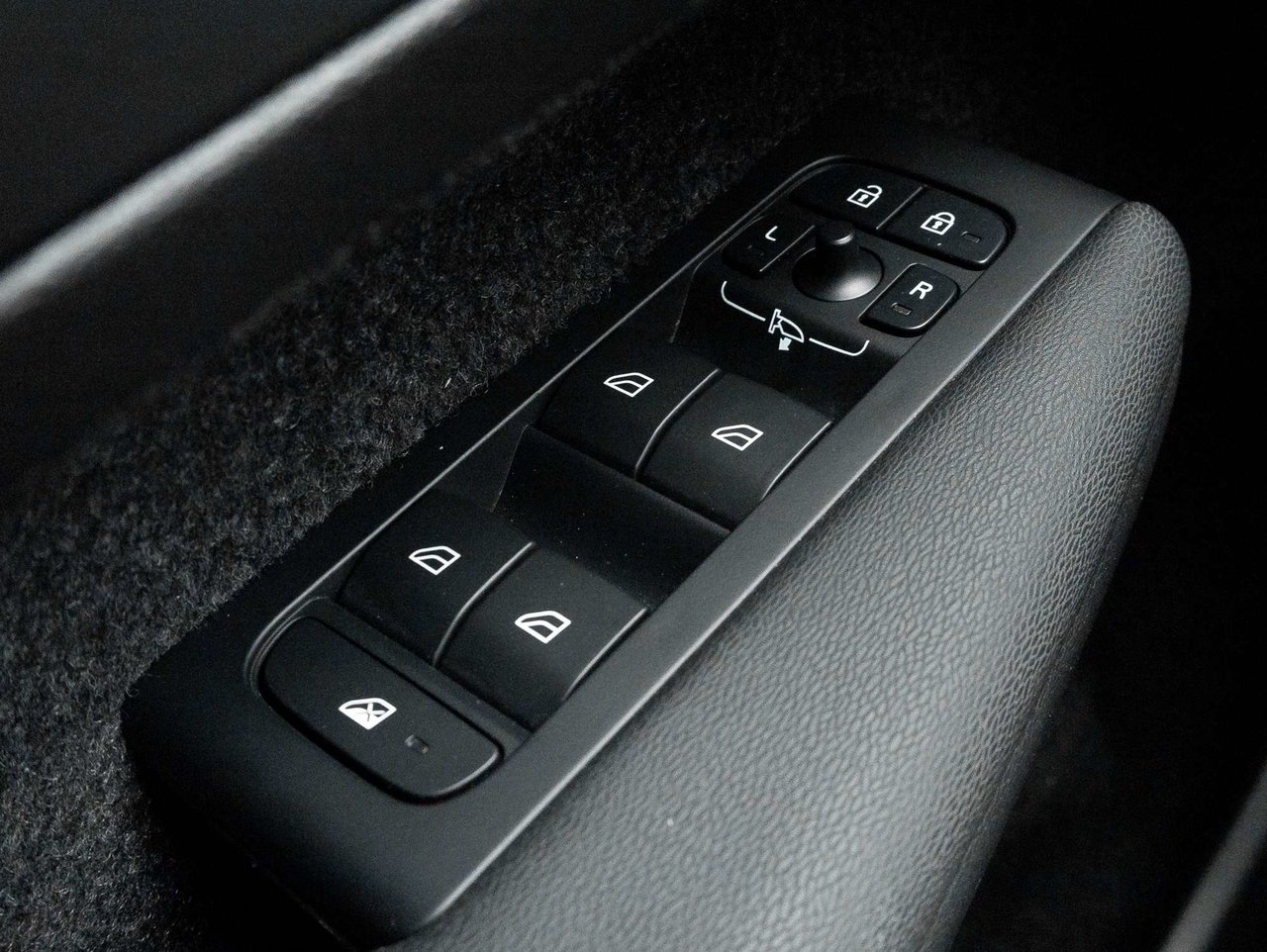 2024 Volvo XC40 Plus Dark Theme-14