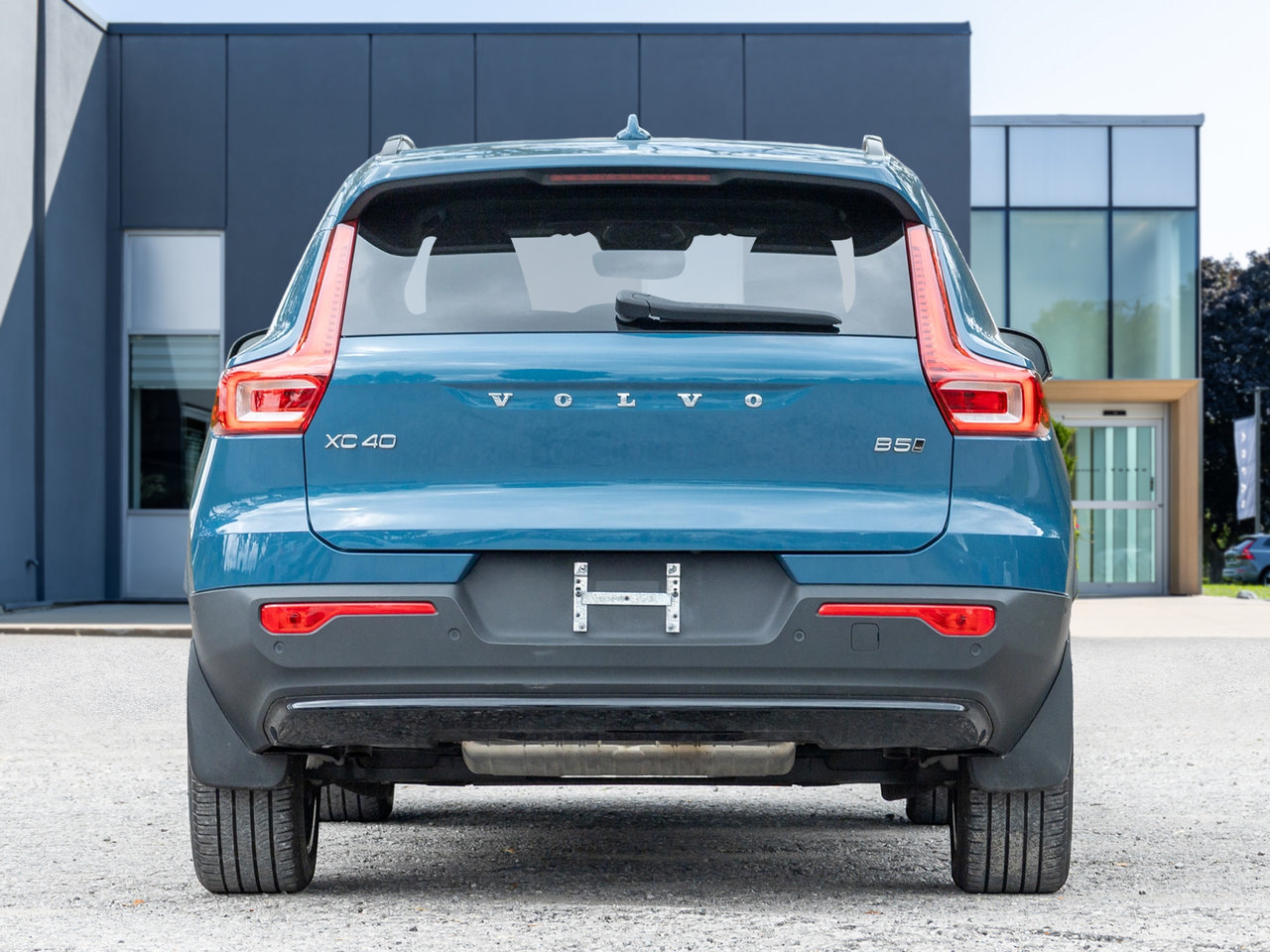 Volvo XC40 B5 AWD PLUS  FJORD BLUE  OFF LEASE  2.99%* 2024-5
