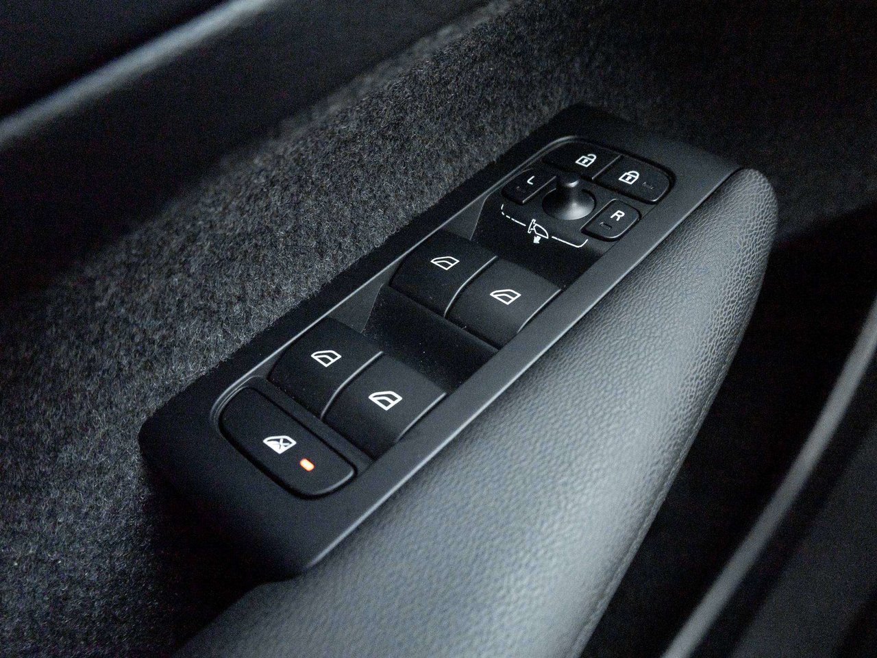 Volvo XC40 RECHARGE  AWD 2024-12