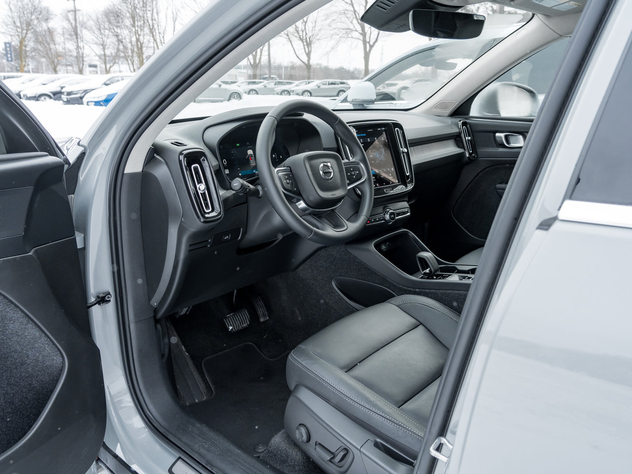 Volvo XC40 B5 AWD Core Bright Theme  CPO FIN RATE  3.49%-4%* 2025-6