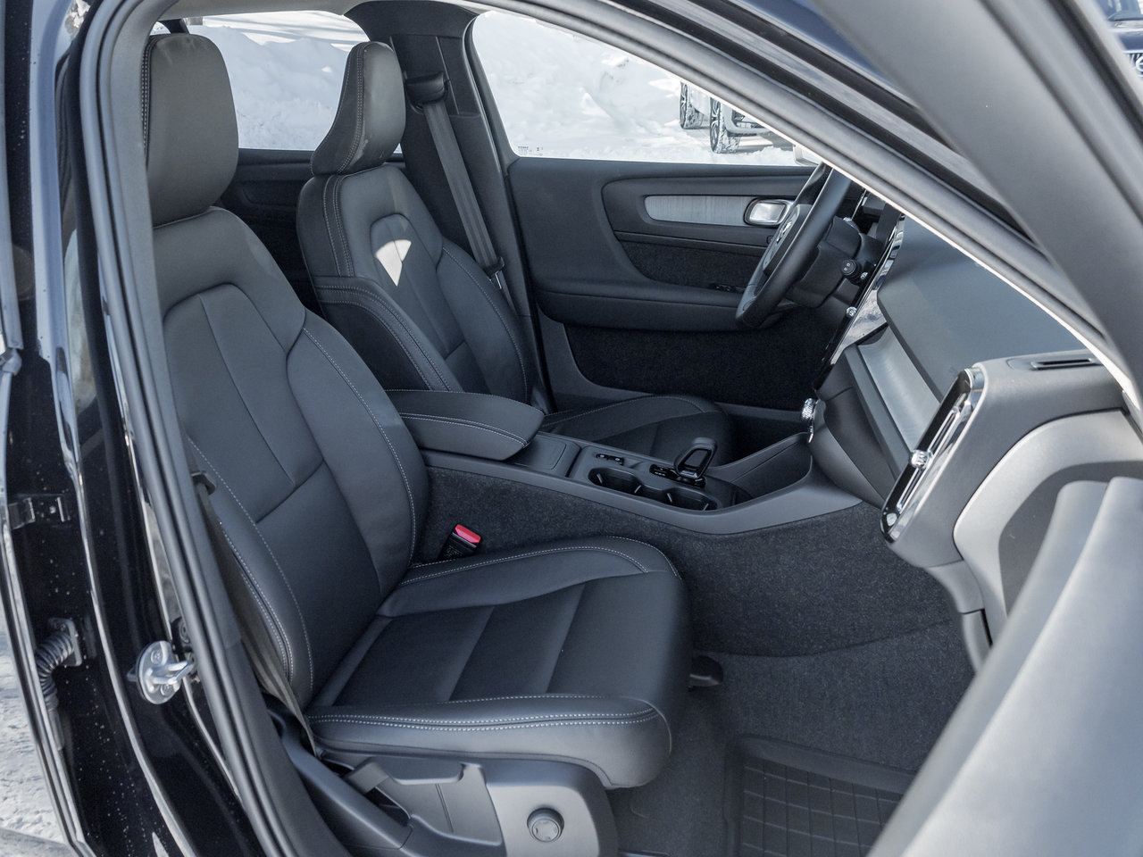 2025 Volvo XC40 B5 AWD Core Bright Theme  CPO FIN RATE 3.49%*-4%*-18