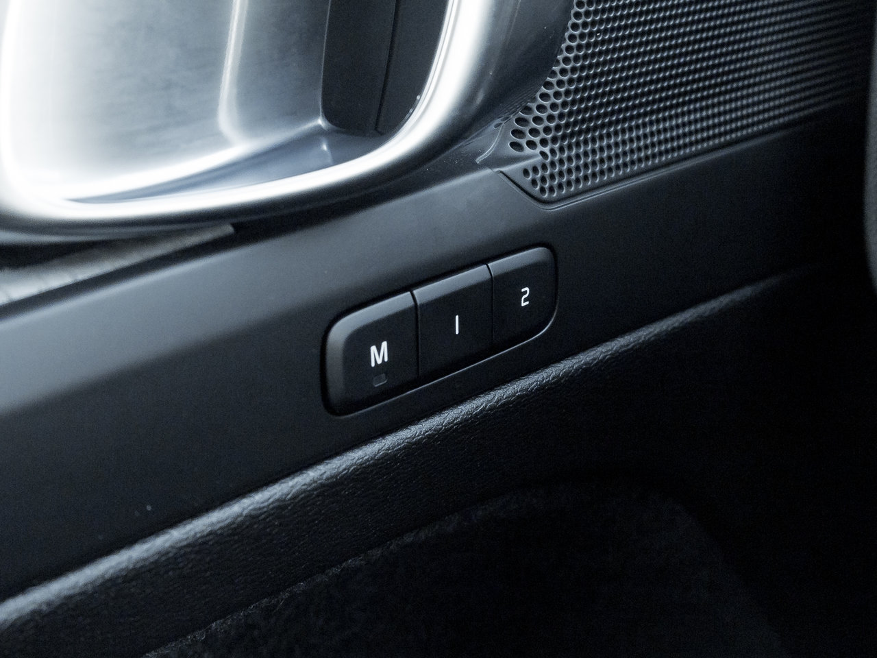 2025 Volvo XC40 B5 AWD Core Bright Theme  CPO FIN RATE 3.49%*-4%*-13