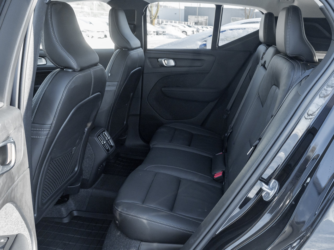 2025 Volvo XC40 B5 AWD Core Bright Theme  CPO FIN RATE 3.49%*-4%*-19