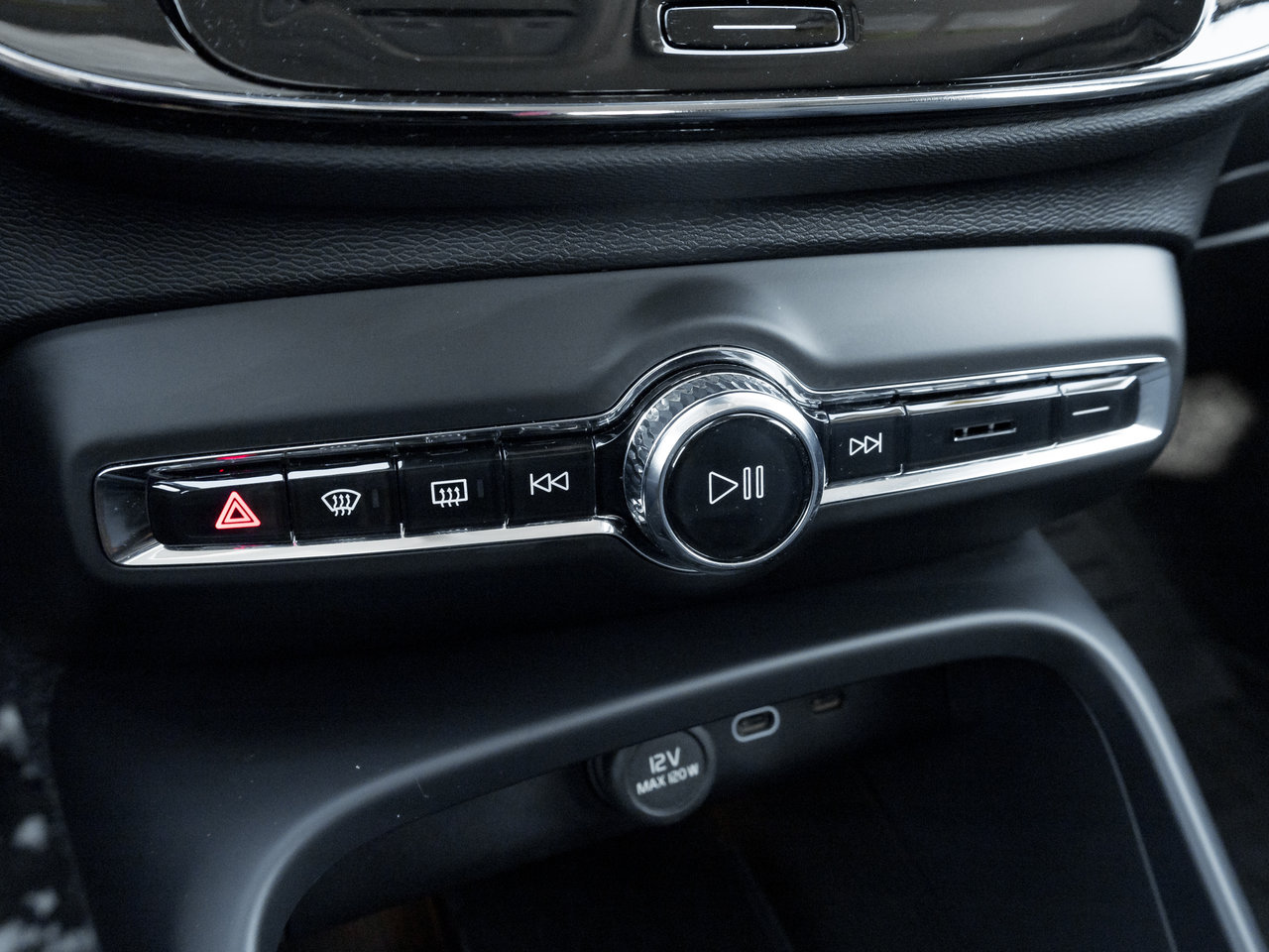 2025 Volvo XC40 B5 AWD Core Bright Theme  CPO FIN RATE 3.49%*-4%*-16