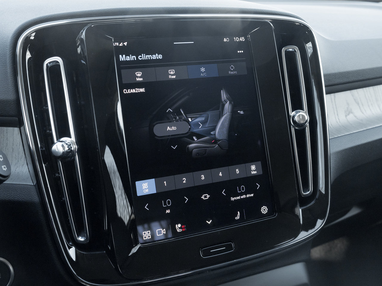 2025 Volvo XC40 B5 AWD Core Bright Theme  CPO FIN RATE 3.49%*-4%*-17