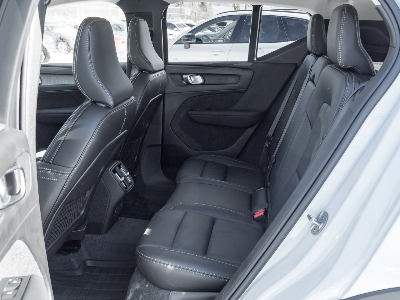 Volvo XC40 B5 AWD Plus Dark Theme CLOUD BLUE VOLVO CPO 2025-23