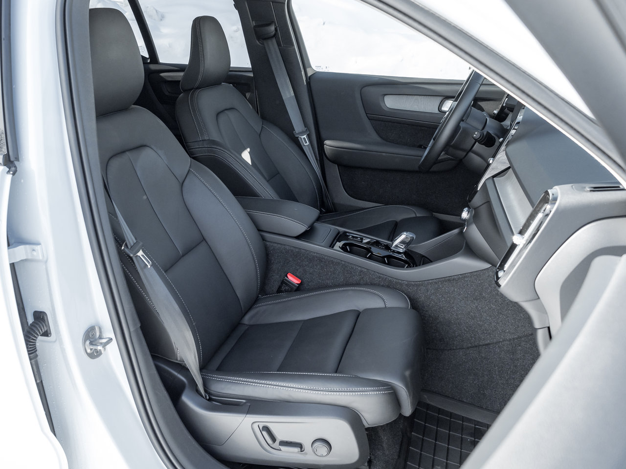 Volvo XC40 B5 AWD Plus Dark Theme CLOUD BLUE VOLVO CPO 2025-22