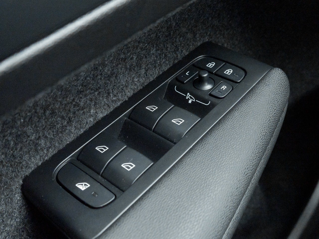 Volvo XC40 B5 AWD PLUS  CPO FINANCE RATE 3.49%(24M)-4%*(84M) 2025-14