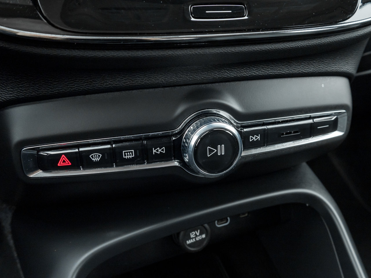 Volvo XC40 B5 AWD PLUS  CPO FINANCE RATE 3.49%(24M)-4%*(84M) 2025-18