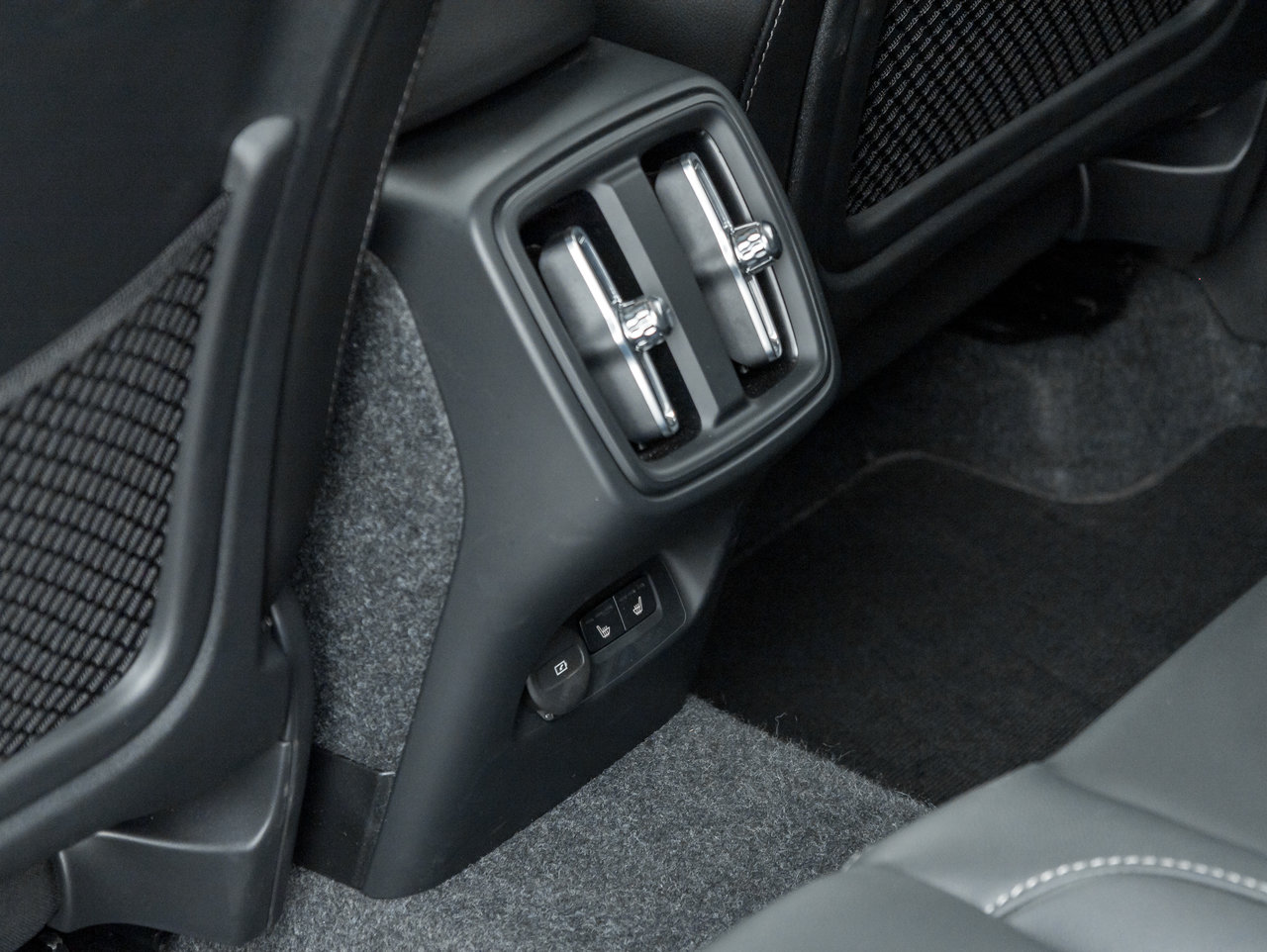 Volvo XC40 B5 AWD PLUS  CPO FINANCE RATE 3.49%(24M)-4%*(84M) 2025-24