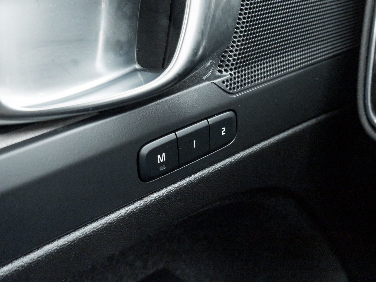 Volvo XC40 B5 AWD PLUS  CPO FINANCE RATE 3.49%(24M)-4%*(84M) 2025-15