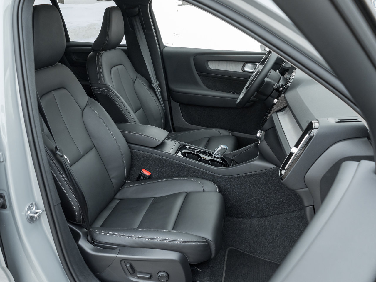 Volvo XC40 B5 AWD PLUS  CPO FINANCE RATE 3.49%(24M)-4%*(84M) 2025-22