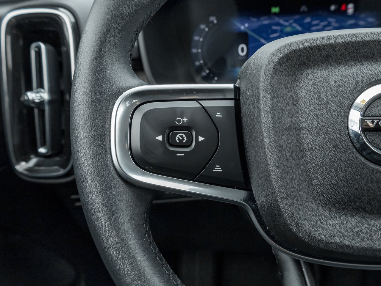 Volvo XC40 B5 AWD PLUS  CPO FINANCE RATE 3.49%(24M)-4%*(84M) 2025-10