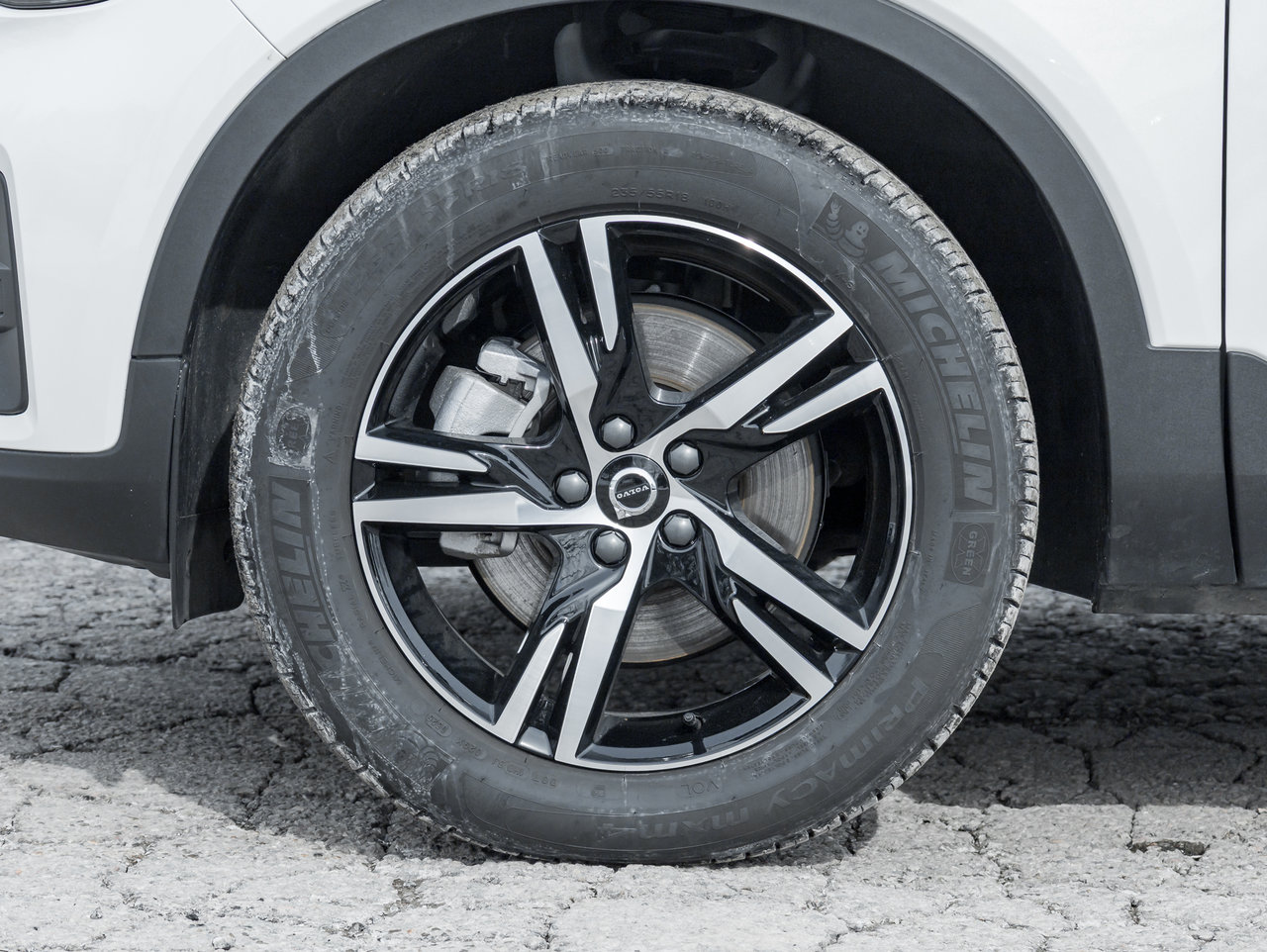 2025 Volvo XC40 B5 AWD Core  CPO FINANCE RATE FROM 3.49%*-3