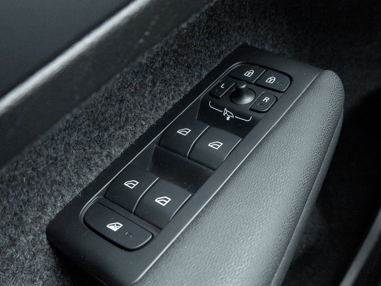 2025 Volvo XC40 B5 AWD Core  CPO FINANCE RATE FROM 3.49%*-12