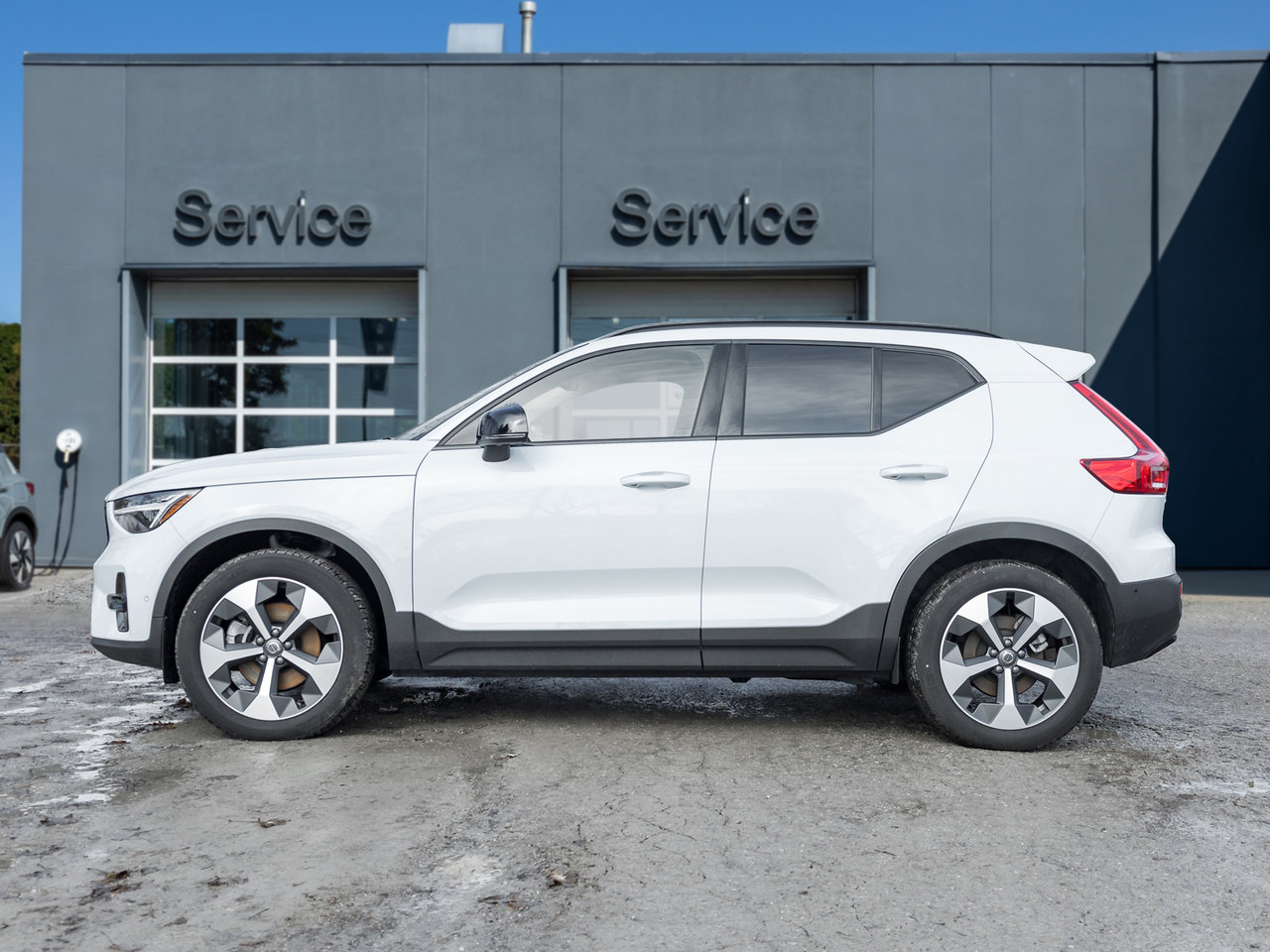 2025 Volvo XC40 B5 AWD PLUS Dark Theme CPO FIN RATE 4%* (84M)-2