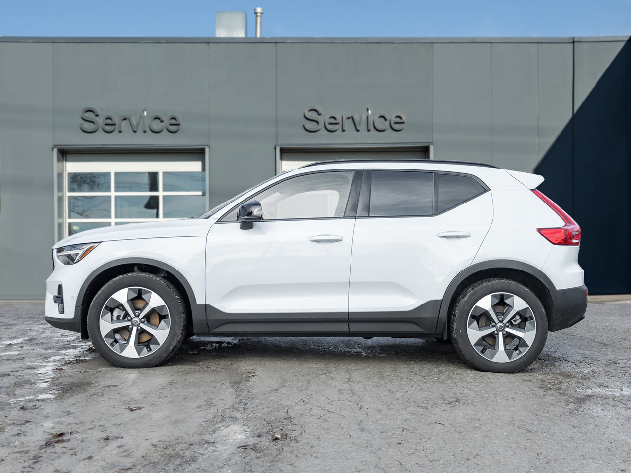 2025 Volvo XC40 B5 AWD PLUS Dark Theme CPO FIN RATE 4%* (84M)-2