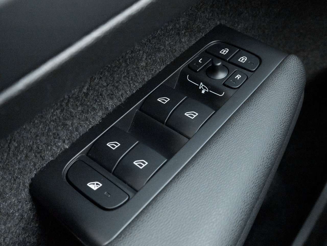 2025 Volvo XC40 B5 AWD PLUS Dark Theme CPO FIN RATE 4%* (84M)-14