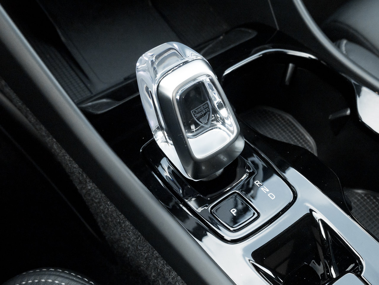 2025 Volvo XC40 B5 AWD PLUS Dark Theme CPO FIN RATE 4%* (84M)-16