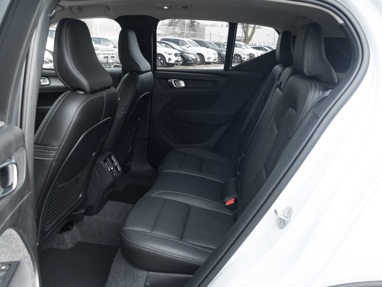 2025 Volvo XC40 B5 AWD PLUS Dark Theme CPO FIN RATE 4%* (84M)-23