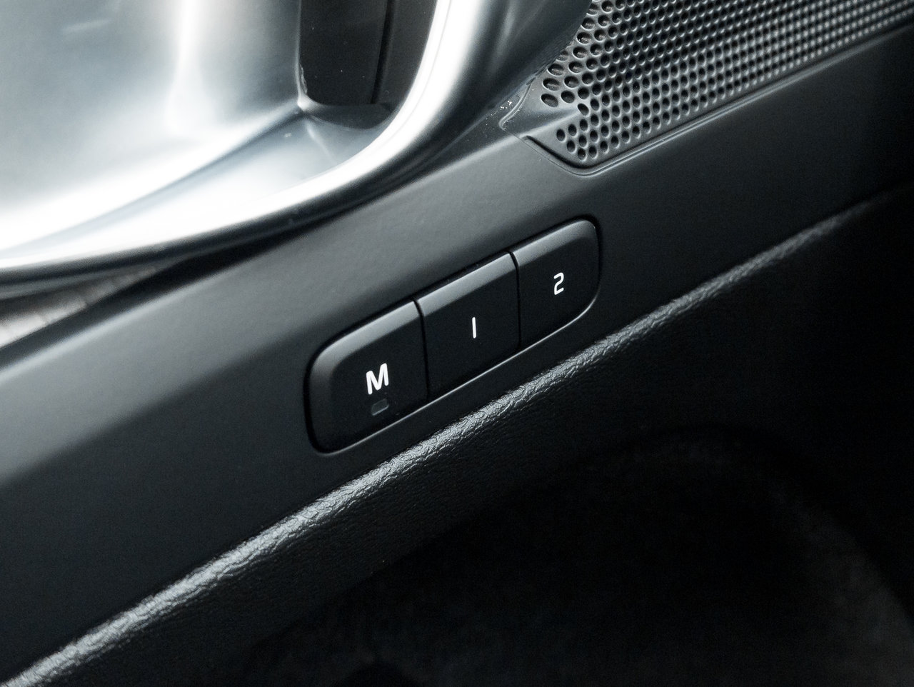 2025 Volvo XC40 B5 AWD PLUS Dark Theme CPO FIN RATE 4%* (84M)-15