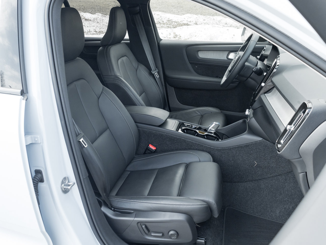 2025 Volvo XC40 B5 AWD PLUS Dark Theme CPO FIN RATE 4%* (84M)-22