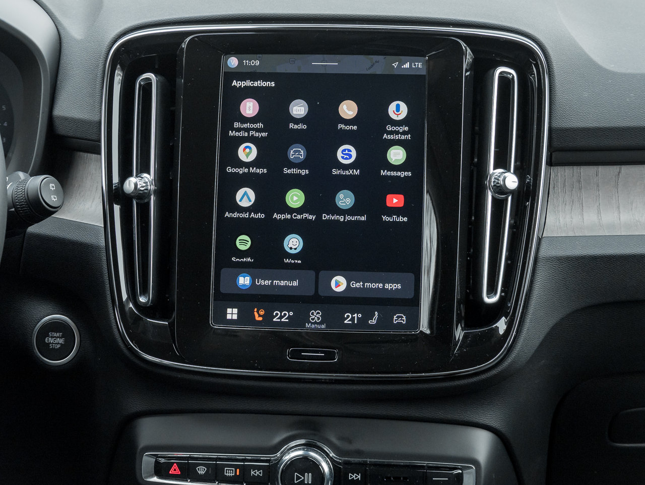 2025 Volvo XC40 B5 AWD Core Bright Theme  NONE DAILY RENTAL  CPO-24