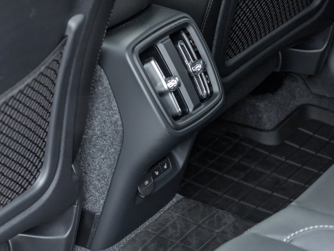 2025 Volvo XC40 B5 AWD Core Bright Theme  NONE DAILY RENTAL  CPO-22