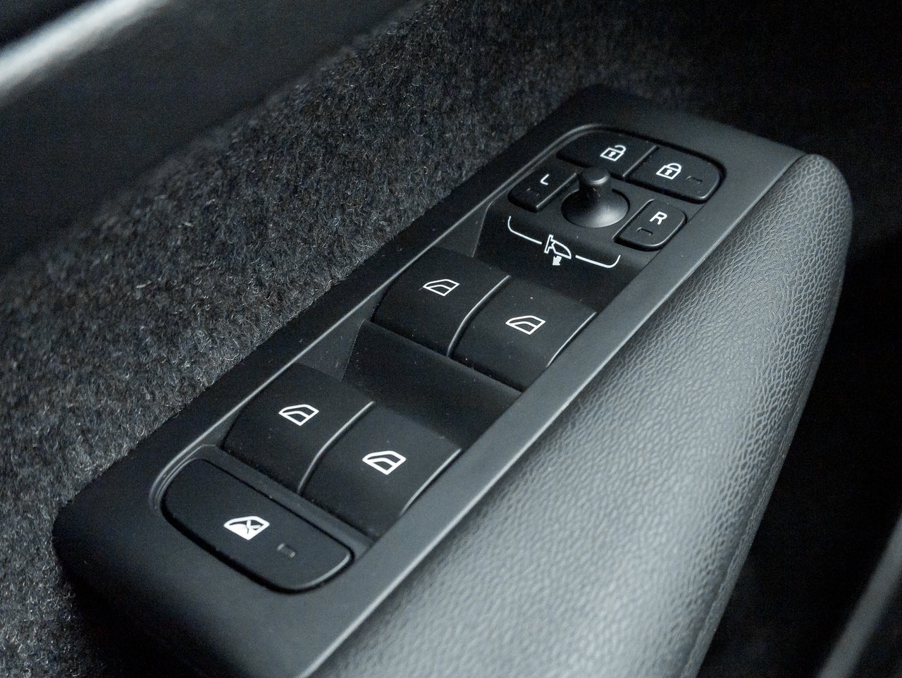 2025 Volvo XC40 B5 AWD Core Bright Theme  NONE DAILY RENTAL  CPO-13