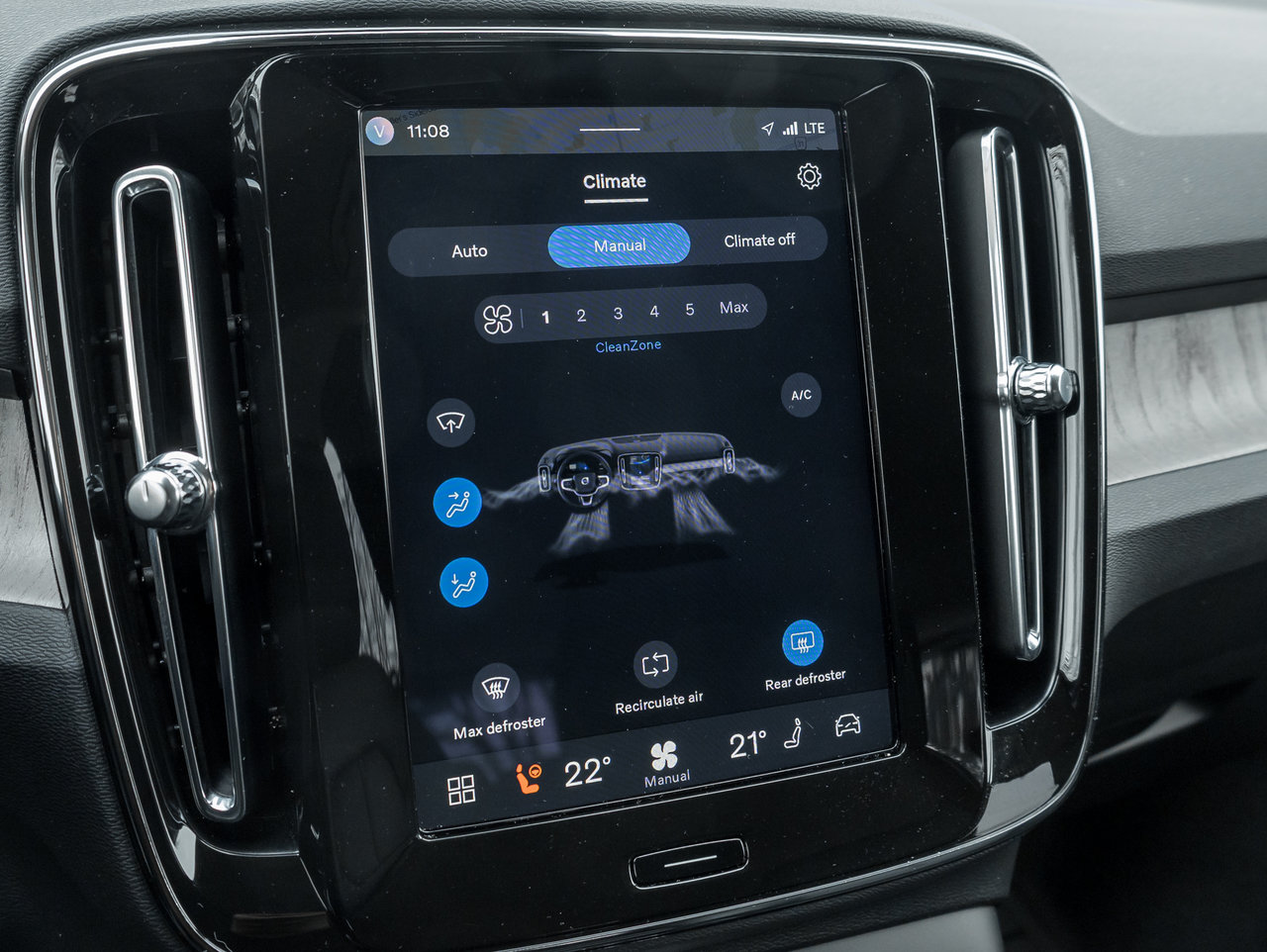 2025 Volvo XC40 B5 AWD Core Bright Theme  NONE DAILY RENTAL  CPO-18