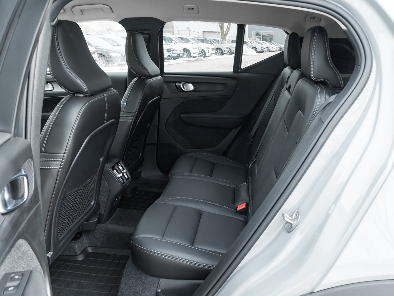 2025 Volvo XC40 B5 AWD Core Bright Theme  NONE DAILY RENTAL  CPO-21